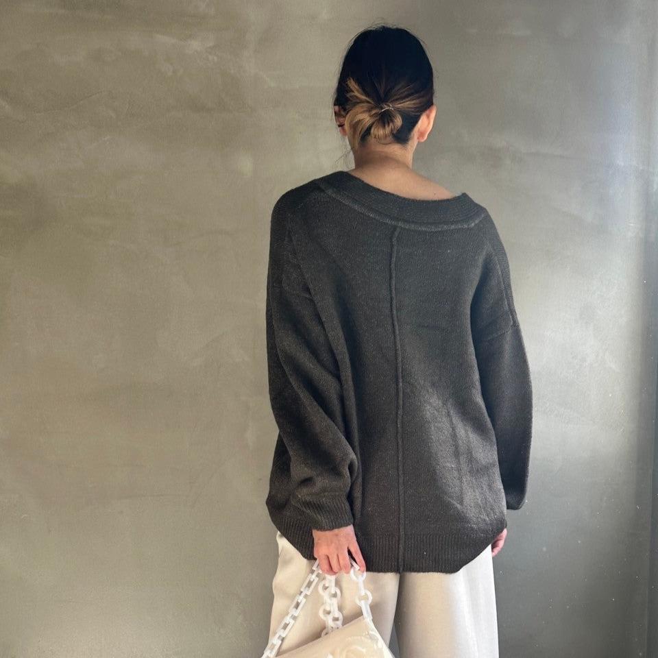 Deep V-neck knit【ハモミシノオトナフク】