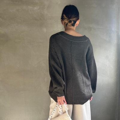 Deep V-neck knit【ハモミシノオトナフク】