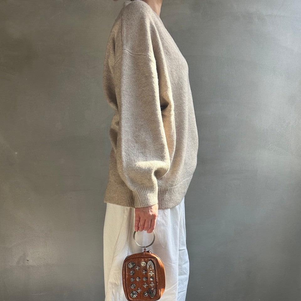 Deep V-neck knit【ハモミシノオトナフク】