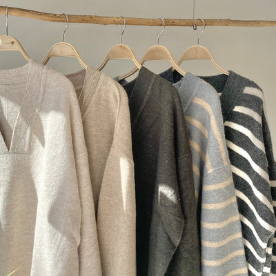 Deep V-neck knit【ハモミシノオトナフク】