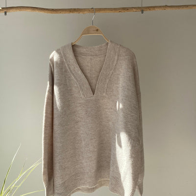 Deep V-neck knit【ハモミシノオトナフク】