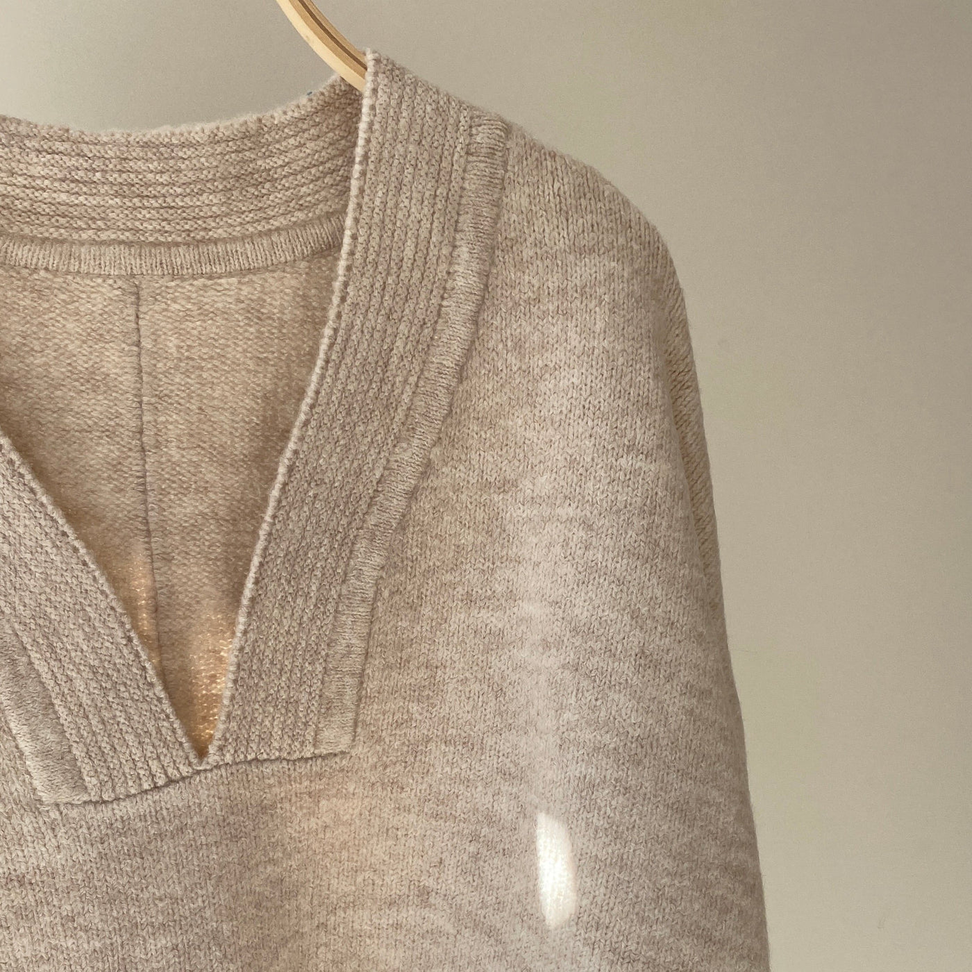 Deep V-neck knit【ハモミシノオトナフク】