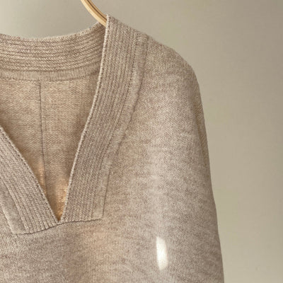 Deep V-neck knit【ハモミシノオトナフク】