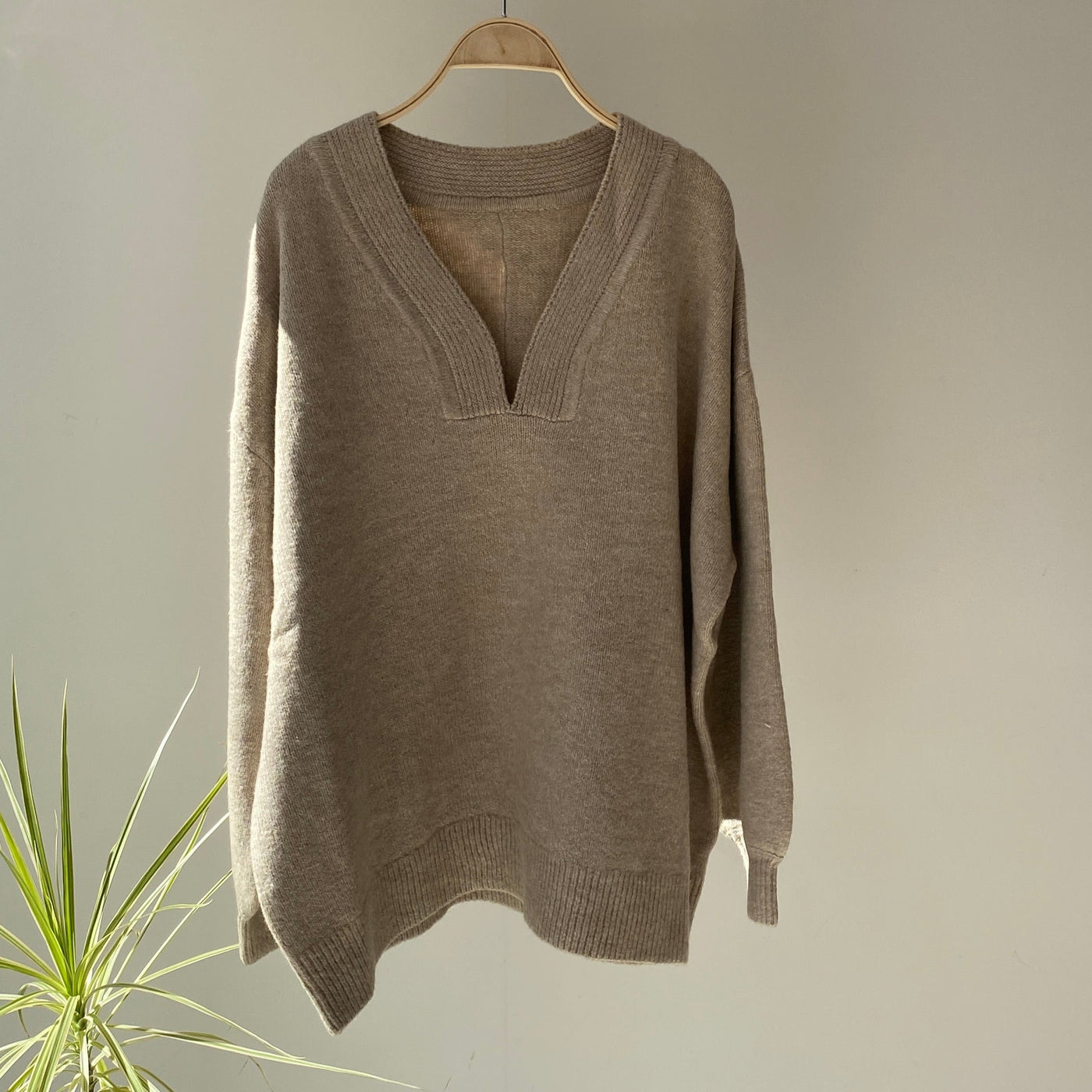 Deep V-neck knit【ハモミシノオトナフク】