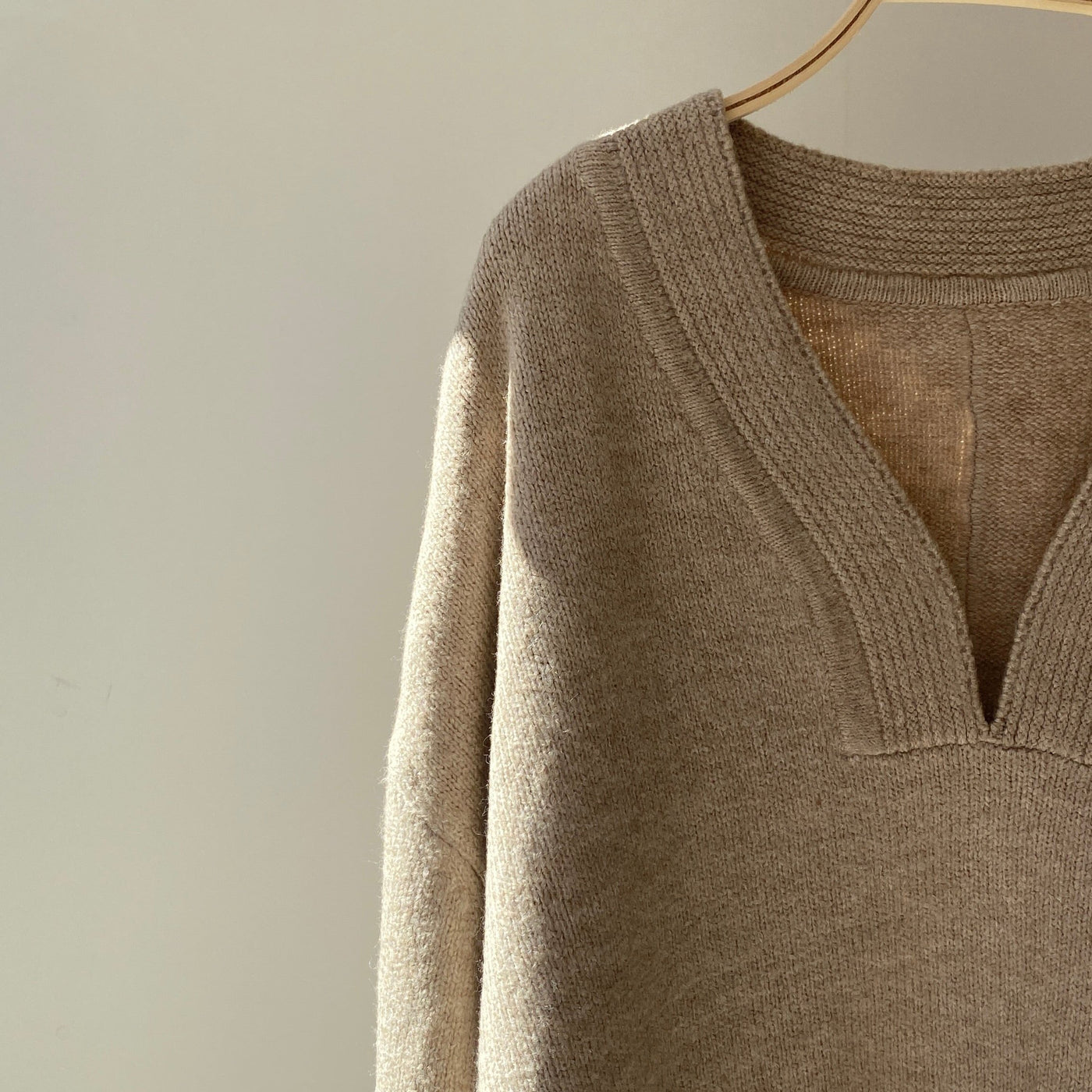Deep V-neck knit【ハモミシノオトナフク】