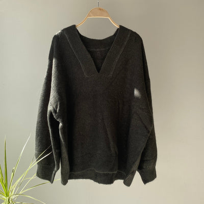 Deep V-neck knit【ハモミシノオトナフク】