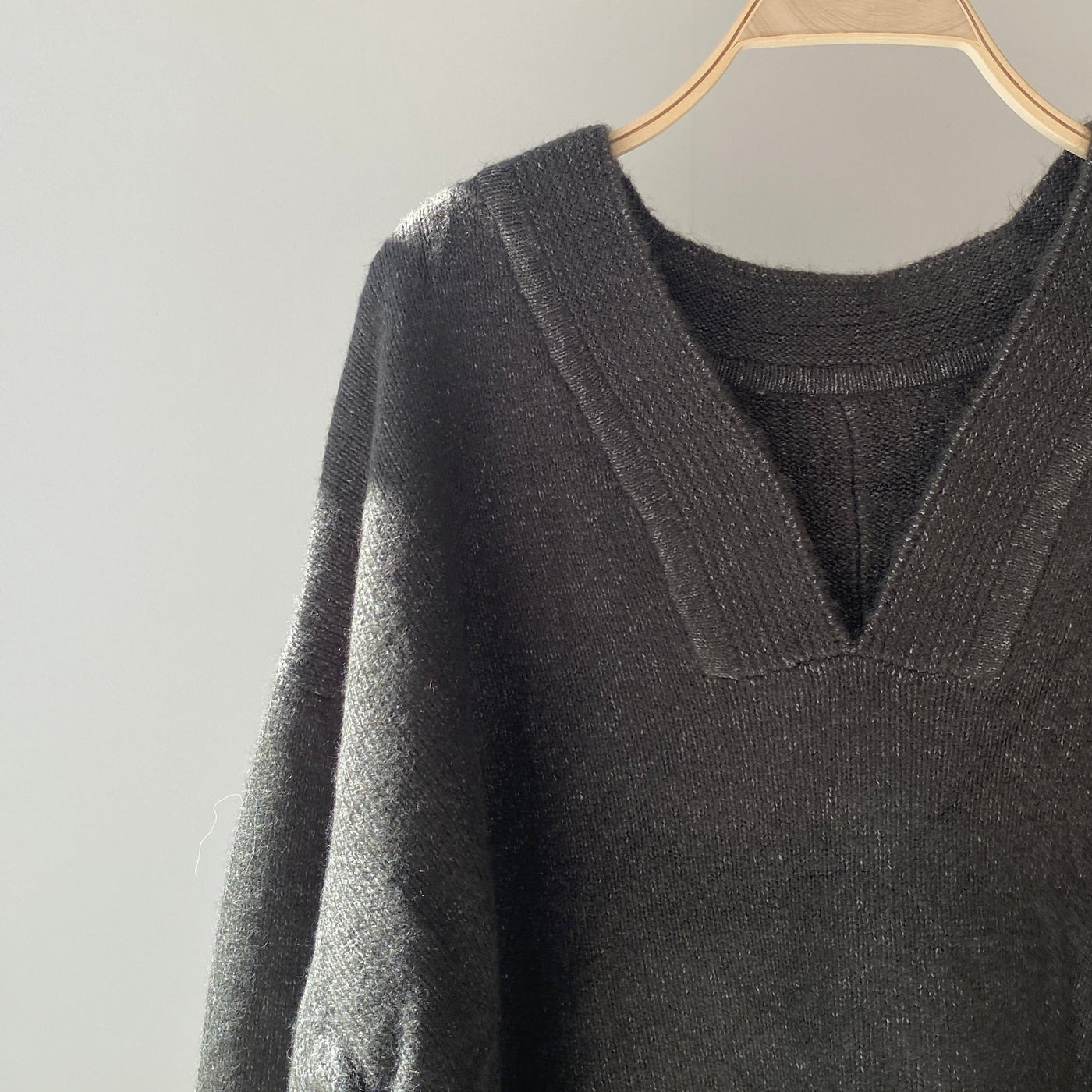 Deep V-neck knit【ハモミシノオトナフク】