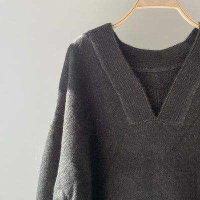 Deep V-neck knit【ハモミシノオトナフク】