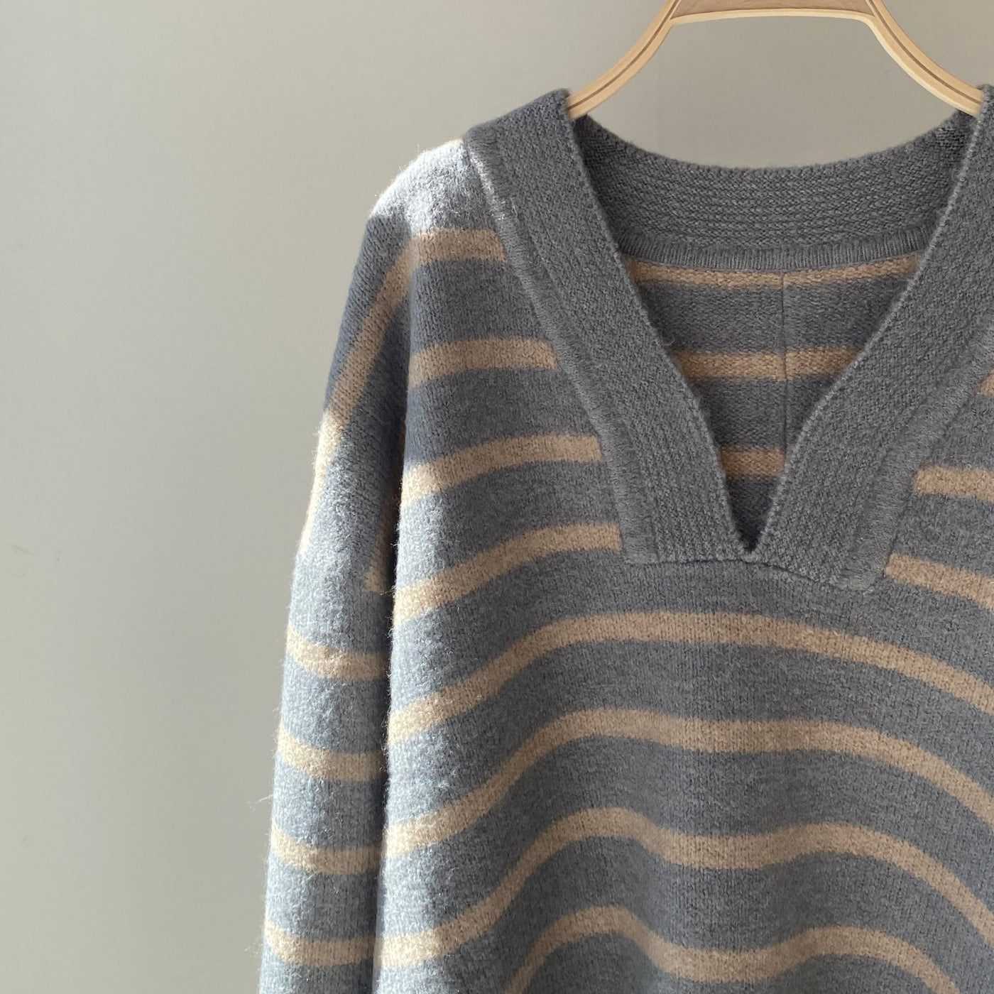 Deep V-neck knit【ハモミシノオトナフク】