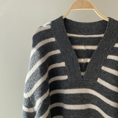 Deep V-neck knit【ハモミシノオトナフク】