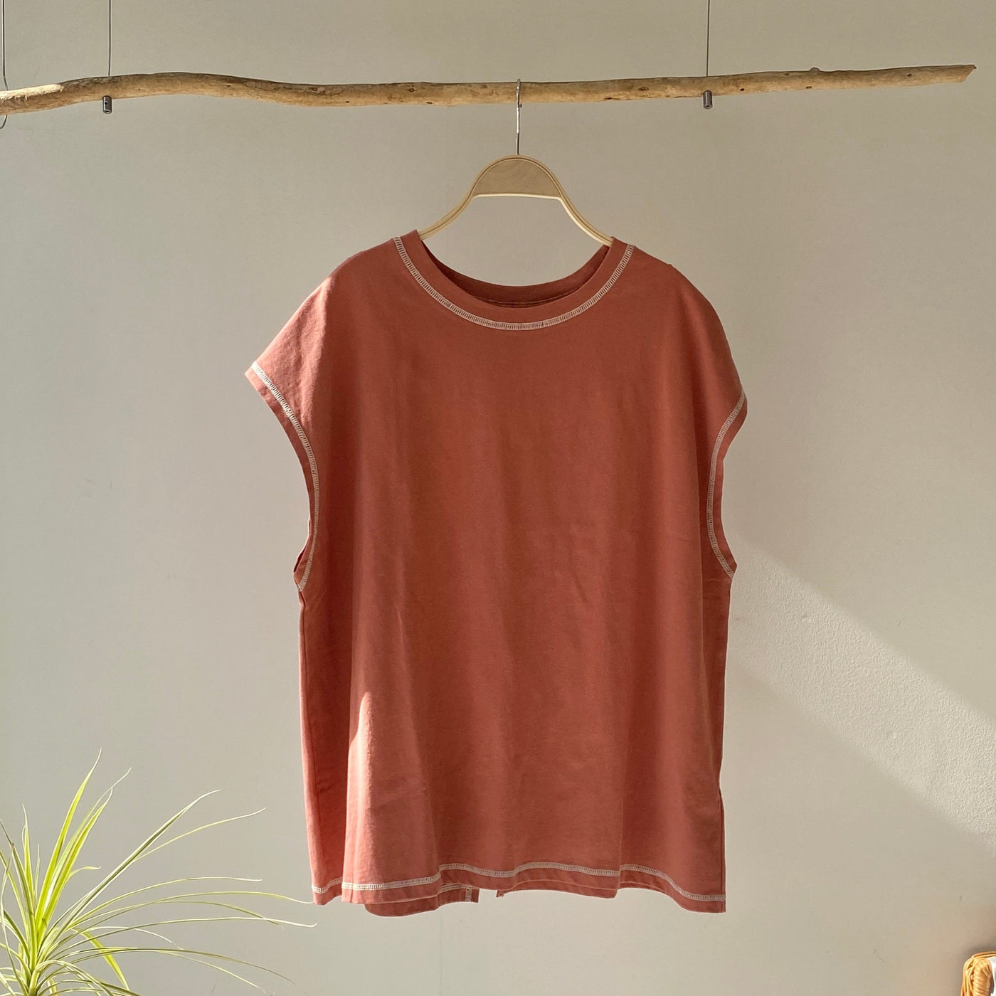 Stitch back slit t-shirt [Hamomishi no Otonafuku] 