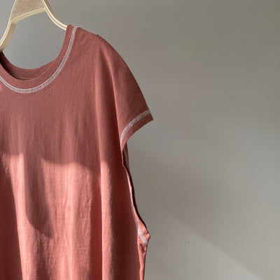 Stitch back slit t-shirt [Hamomishi no Otonafuku] 