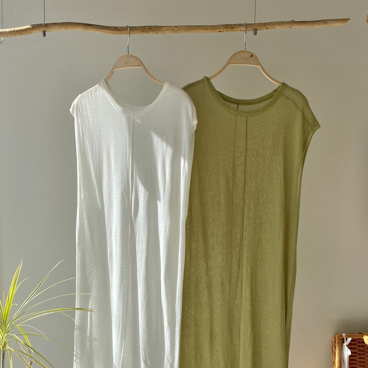 Sheer knit north slit one piece [Hamomisi no Otonafuku] 