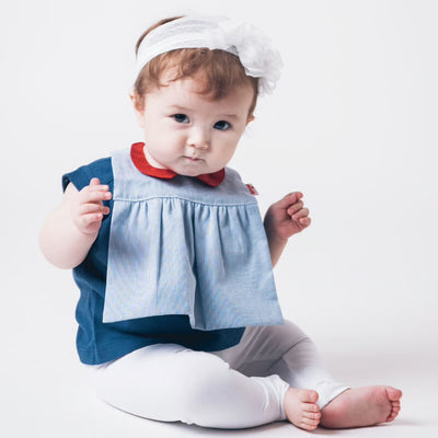 A refreshing bib with a bright red collar and blue stripes